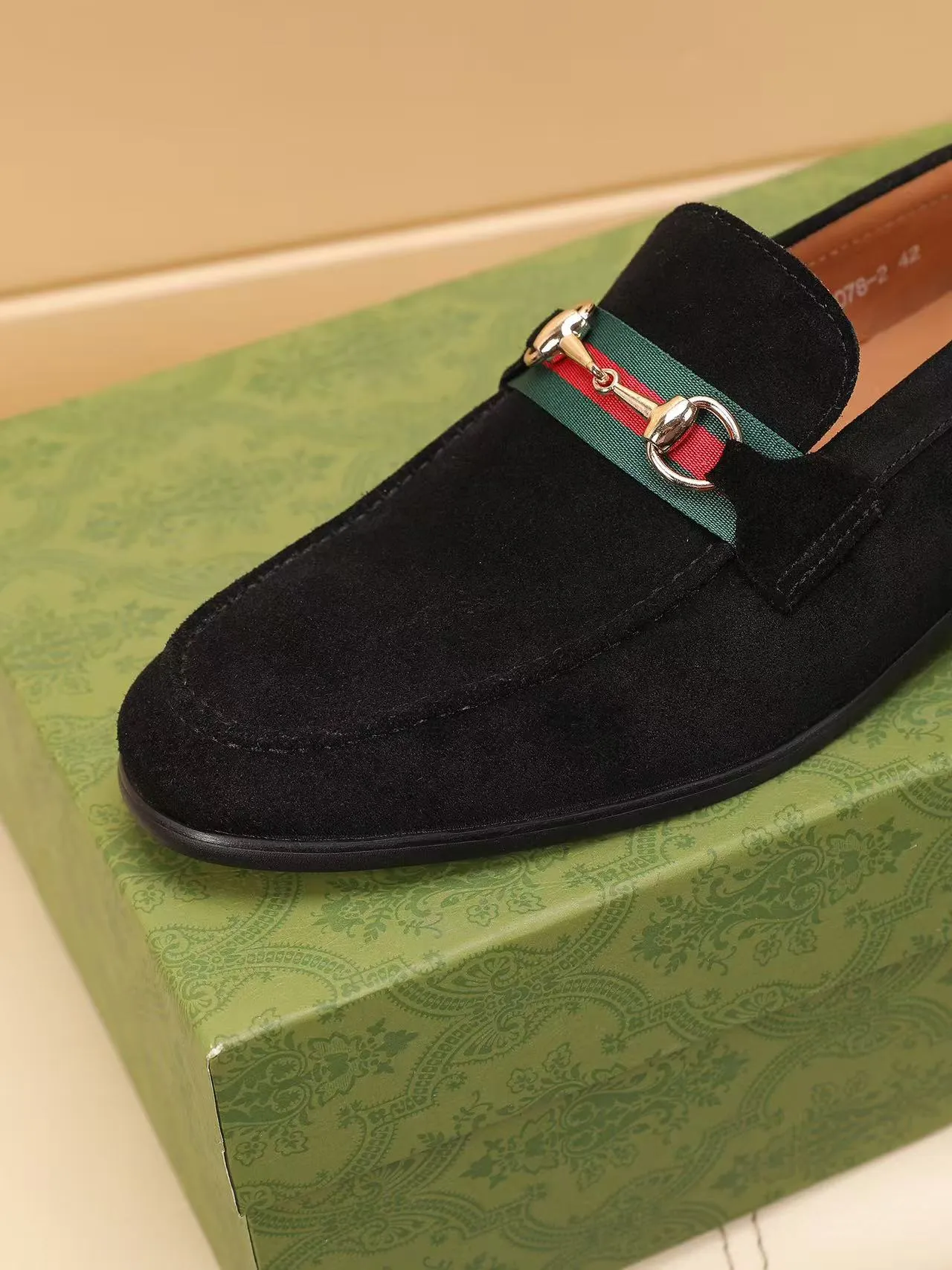 Men's men's shoes 💰440 🆘【GUCCI】Gucci ·🐂里· Hot-selling beanie shoes, top brand luxury, top quality, latest fashion beanie shoes.. The upper is made of original high mercerized smooth cow suede. (Full top-layer water-dyed 🐂 leather and lining). The original stylish and stylish soft rubber wear-resistant and non-slip outsole is light and comfortable on the foot, available in 3 colors! Matching code: 39-45 (38.46. Customized)